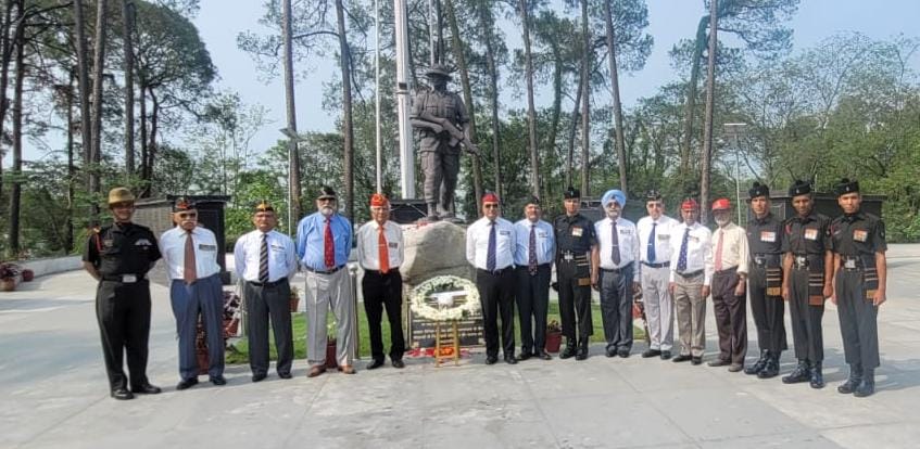 सेवानिवृत्त अधिकारियों ने अर्पित की पुष्पांजलिशौर्य स्थल पर पुष्पांजलि अर्पित
